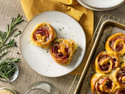 https://boarshead.scdn5.secure.raxcdn.com/img/_content/recipe/862508611-sweet-slice-ham-cheese-pinwheels/detail-001@400.1634146841.jpg