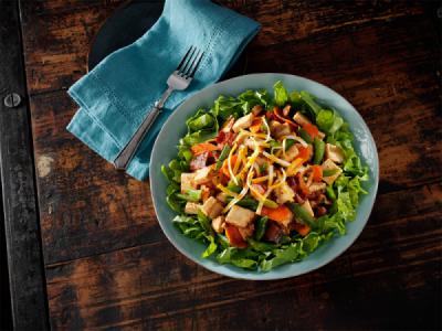 Pechuga de pollo con glaseado de chipotle y ensalada verde